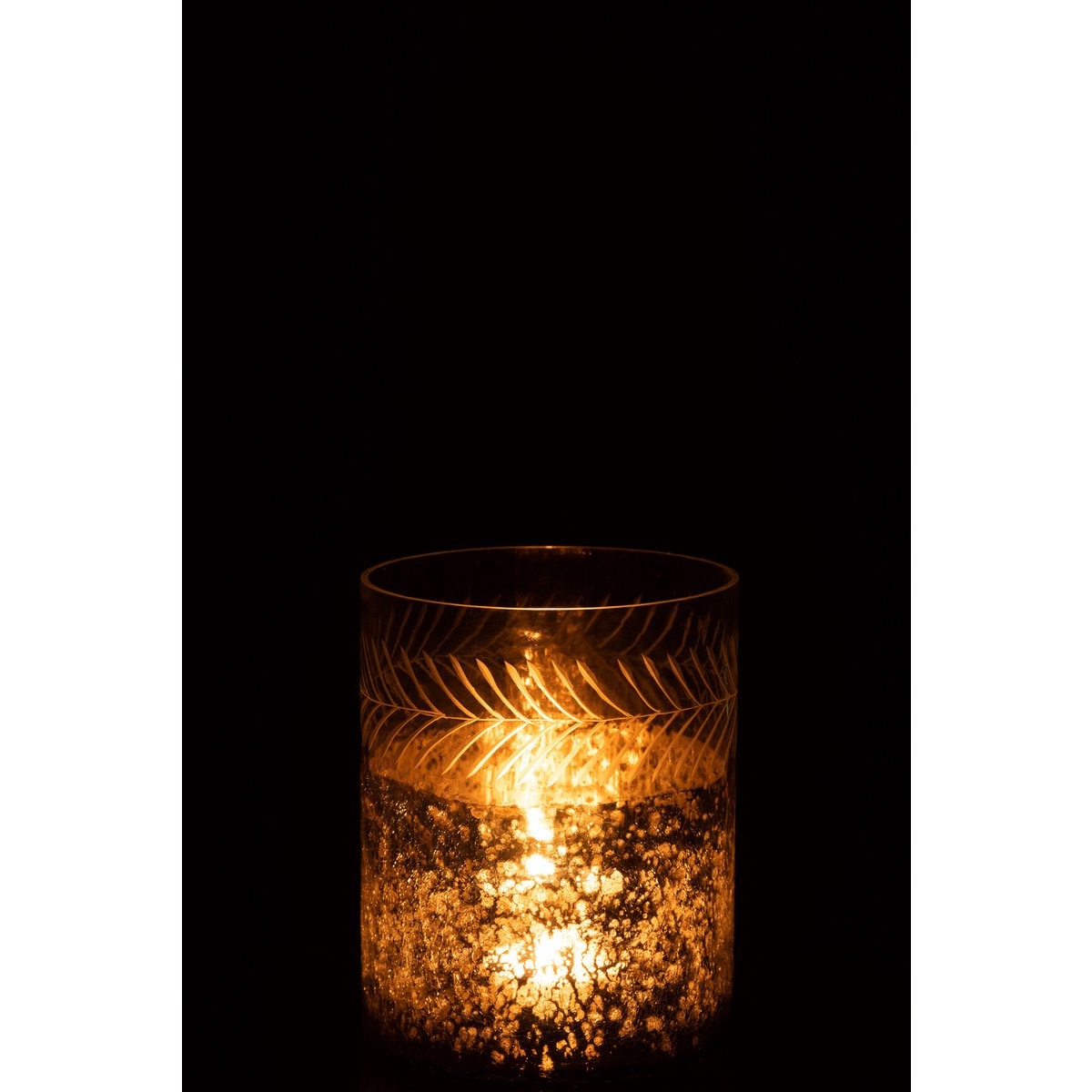 Lanterne J-Line Classic Crackle posée sur une table, ambiance intérieure