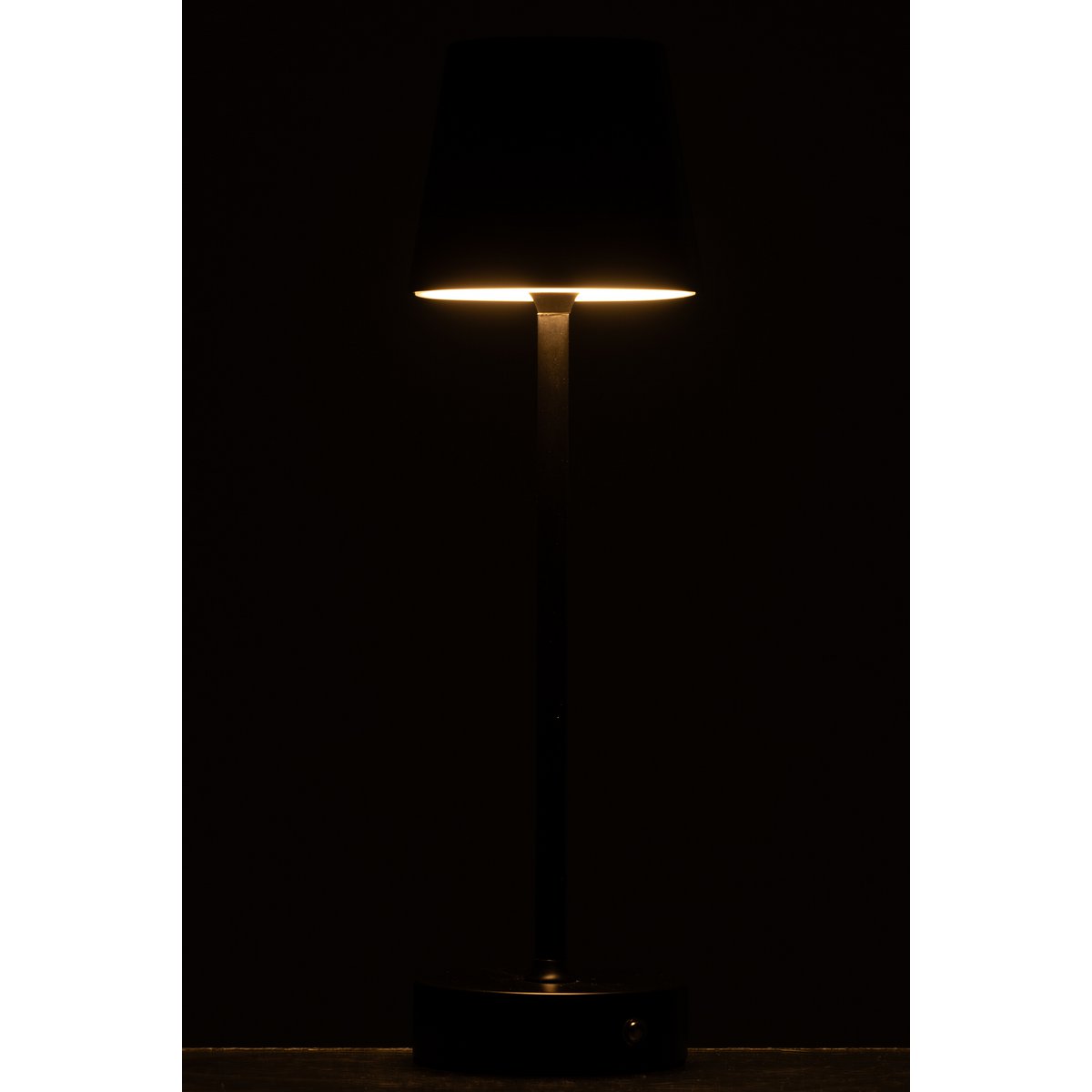 Lampe J-Line Goa sur une table en bois, ambiance cosy