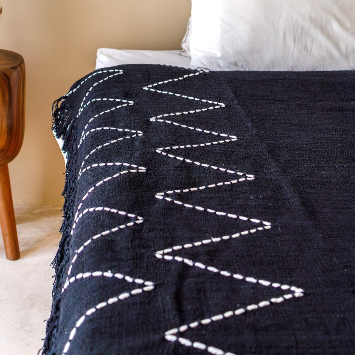 Ambiance cosy avec le plaid Linggah sur un fauteuil
