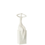 Dame Assise en Résine Blanc Mat - Ambiance décorative dans un salon