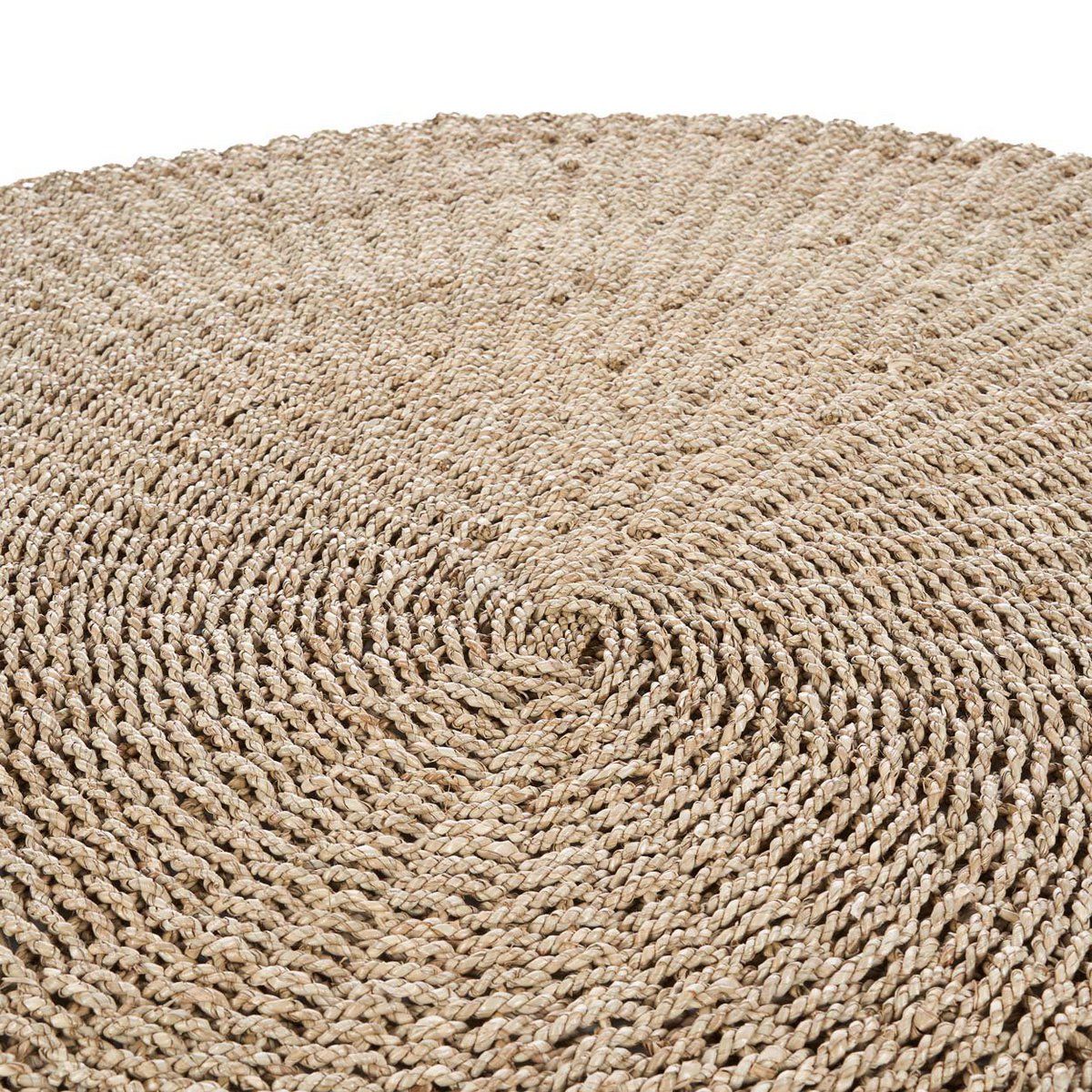 Tapis I'm en sisal naturel, exposé dans un espace extérieur confortable.