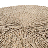 Tapis I'm en sisal naturel, exposé dans un espace extérieur confortable.
