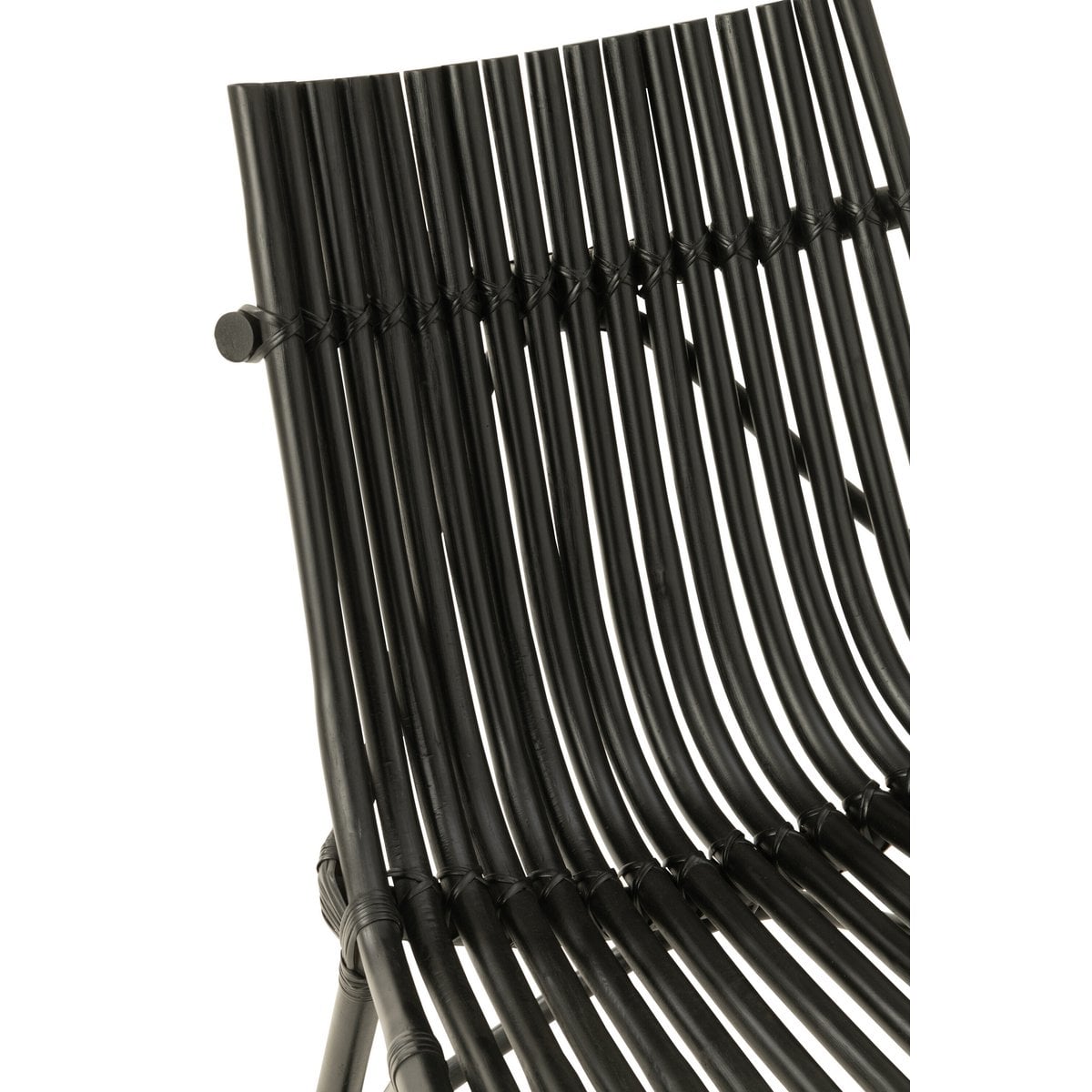 Chaise J-Line en rotin noir dans une salle à manger