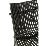 Chaise J-Line en rotin noir dans une salle à manger