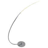 Lampadaire LED Loop Line argenté dans un salon moderne
