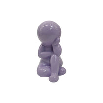 Statue Amigo Rêveur Moyen en polyresine mauve de face, design moderne