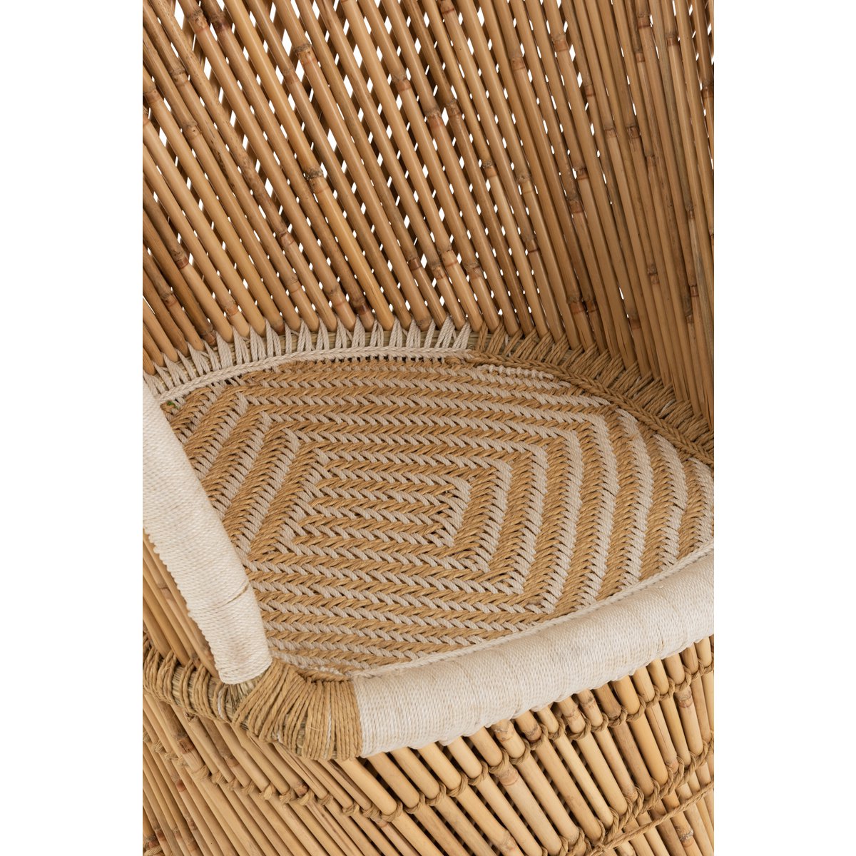 Zoom sur les pieds en rotin de la chaise J-Line