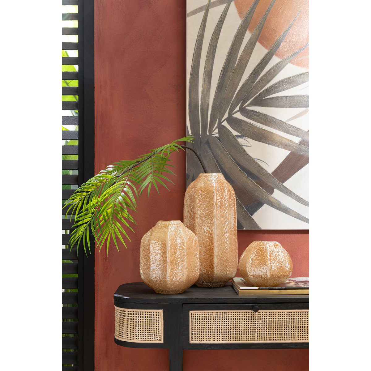Vase J-Line sur une table, ajoutant une touche de style à l'intérieur
