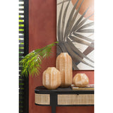 Vase J-Line sur une table, ajoutant une touche de style à l'intérieur