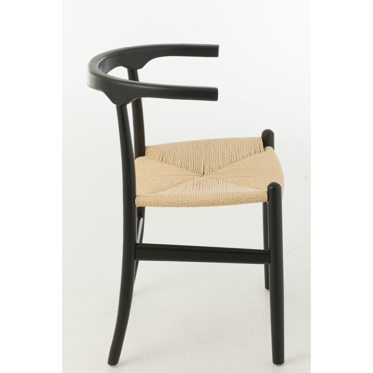 Chaise Ton placée dans une cuisine moderne
