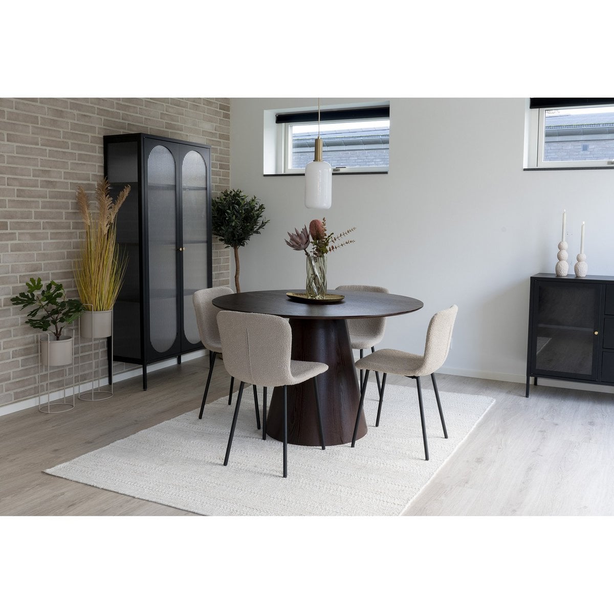 Chaise Halden en situation dans une salle à manger moderne