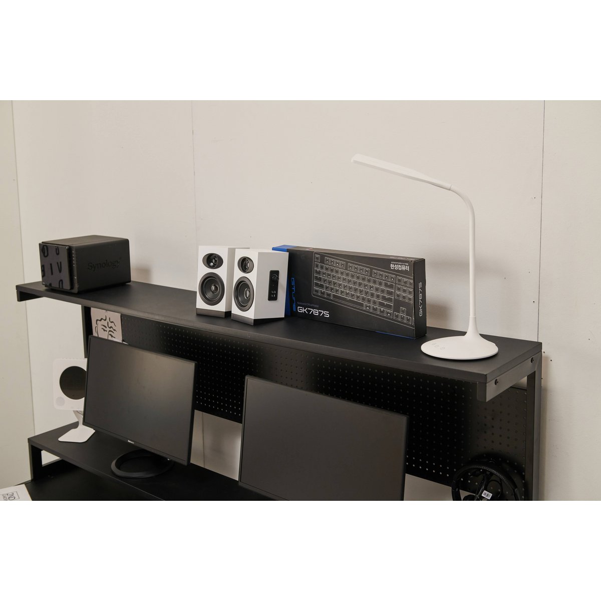 Bureau avec accessoires de décoration