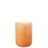 Vase Corrie avec des fleurs, mettant en valeur son design