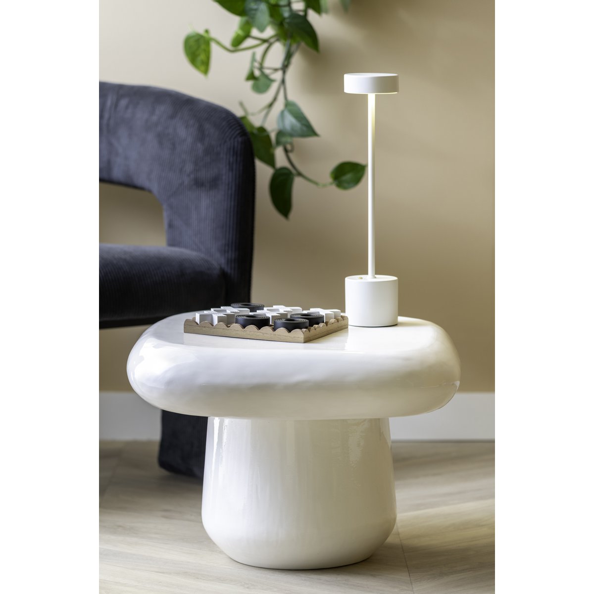 Table d'Appoint Roca avec des objets décoratifs, illustrant son usage fonctionnel.