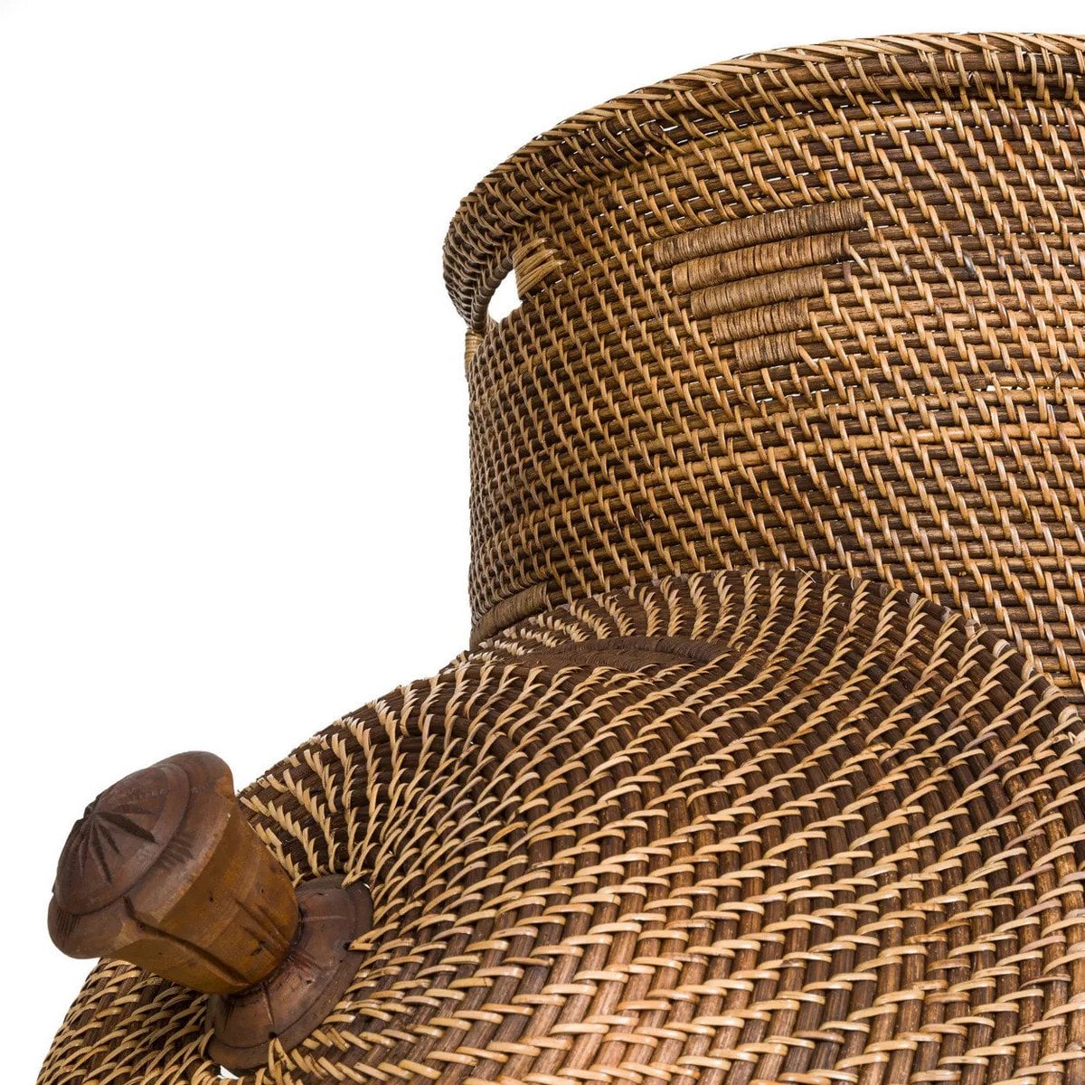 Panier à linge colonial en rotin avec jouets à l'intérieur