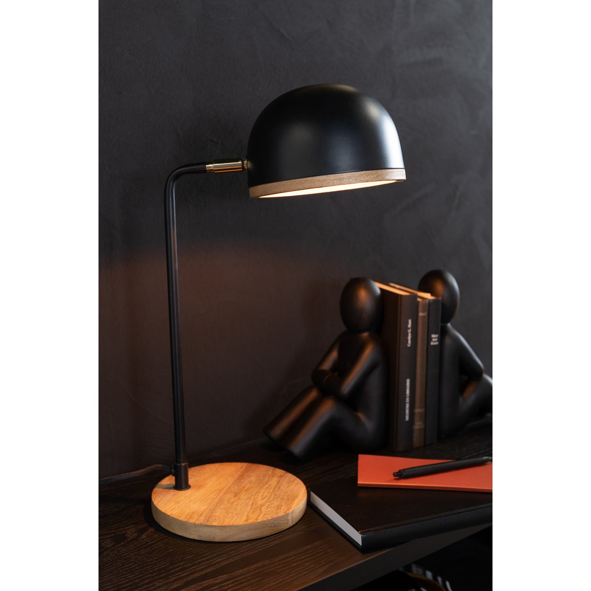 Ambiance chaleureuse avec la lampe J-Line Evy