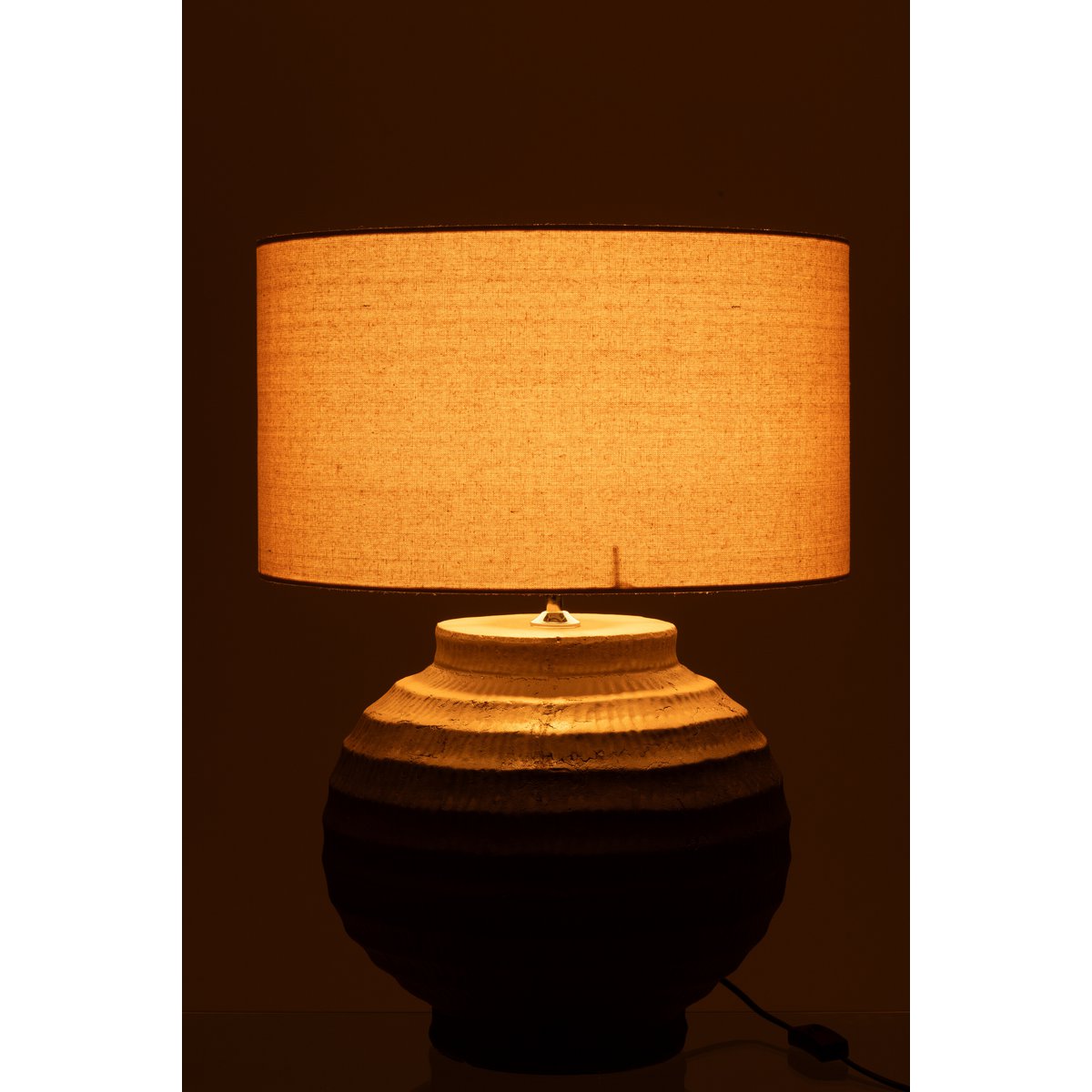 Lampe J-Line en ambiance cosy dans un salon chic.