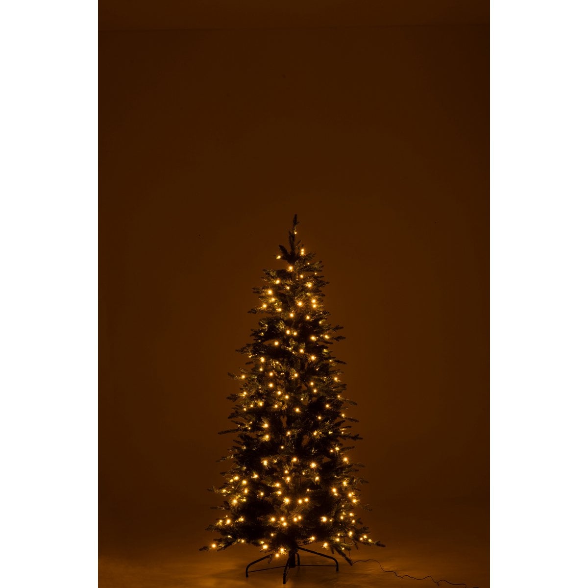 Détail du sapin J-Line 300Led Pampa - branches vertes élégantes