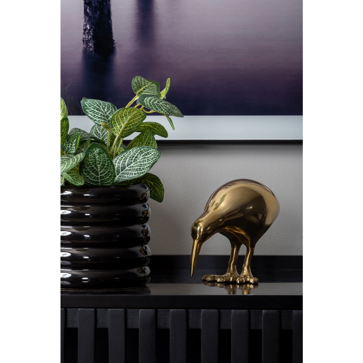 Statue Oiseau Kiwi en métal doré sur une étagère