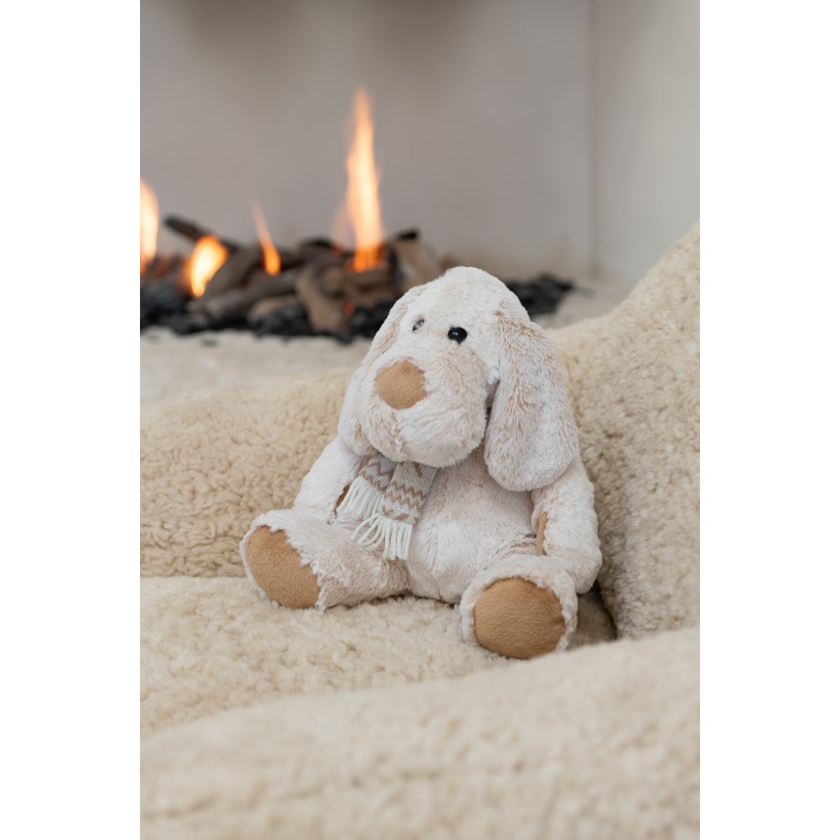Détail du chien peluche J-Line, textile doux et élégant