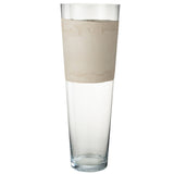 Vase J-Line Delph en verre beige, mise en scène dans un salon