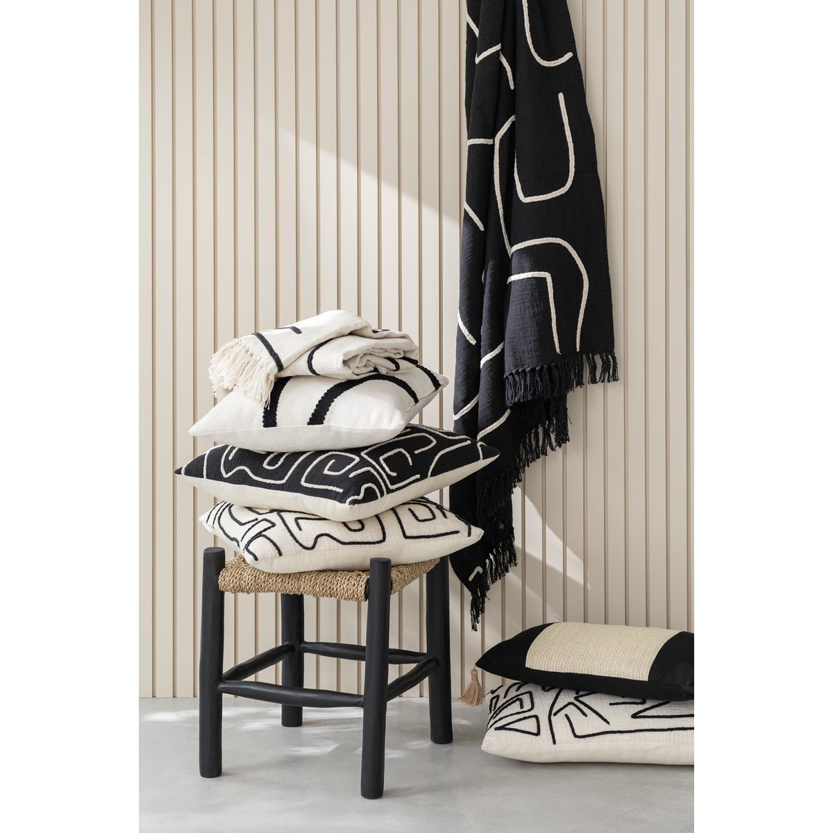 Coussin J-Line Tissé Rectangle Noir - En situation dans un salon moderne