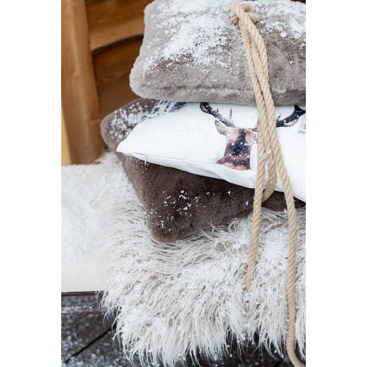 Détail du tissu en polyester taupe du coussin J-Line Cutie