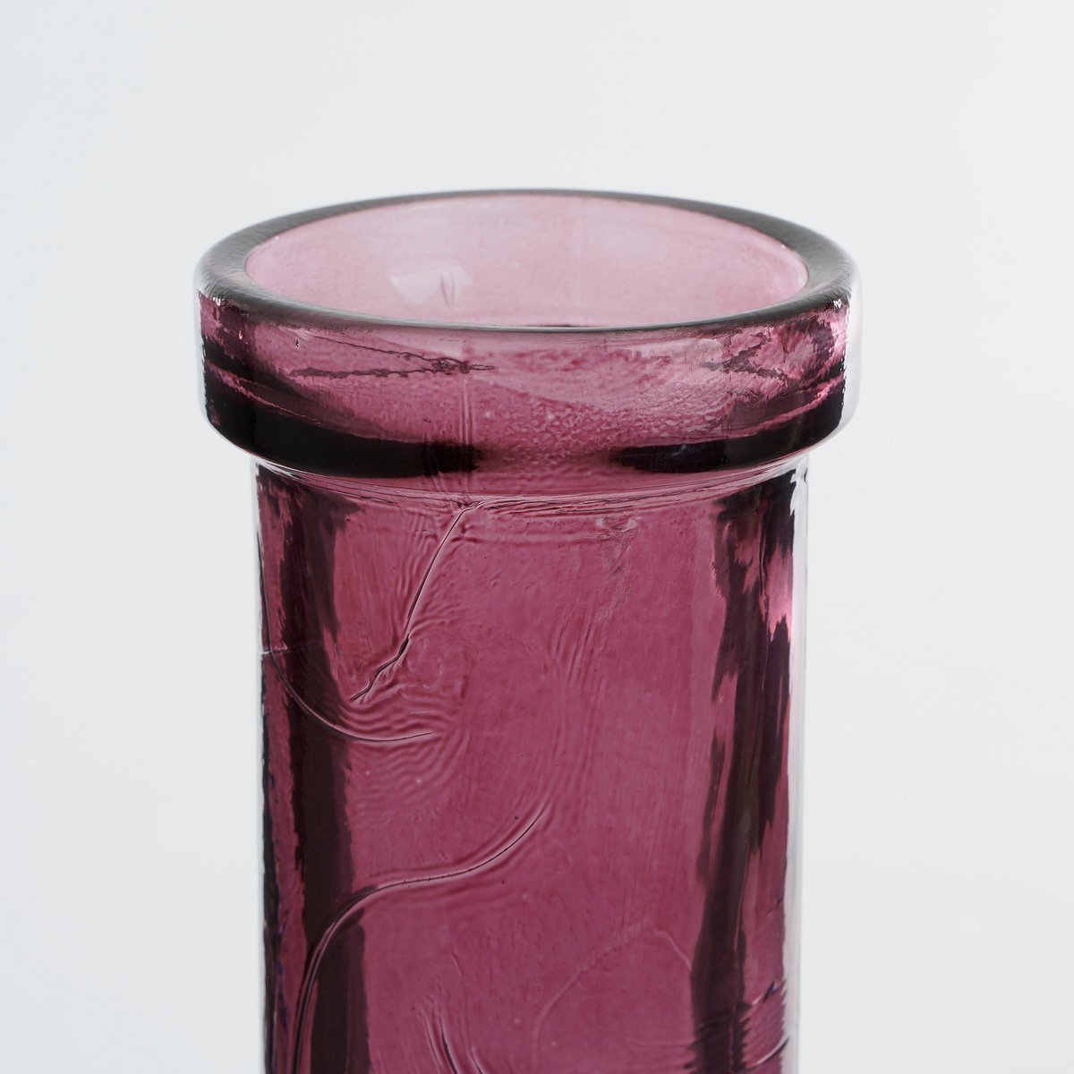 Détail de la bouteille en verre recyclé avec une finition artisanale