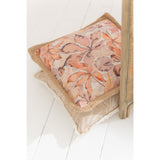 Coussin J-Line Garden sur un canapé extérieur