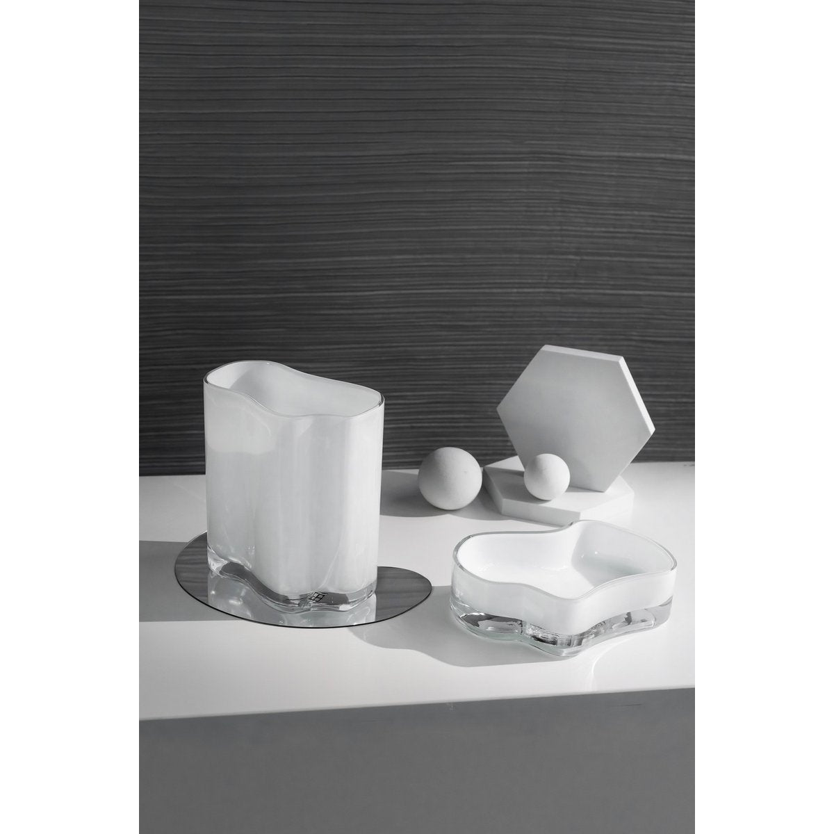 Détail du design organique du bol en verre blanc
