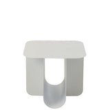 Table d'appoint J-Line Square en métal blanc sur un fond neutre