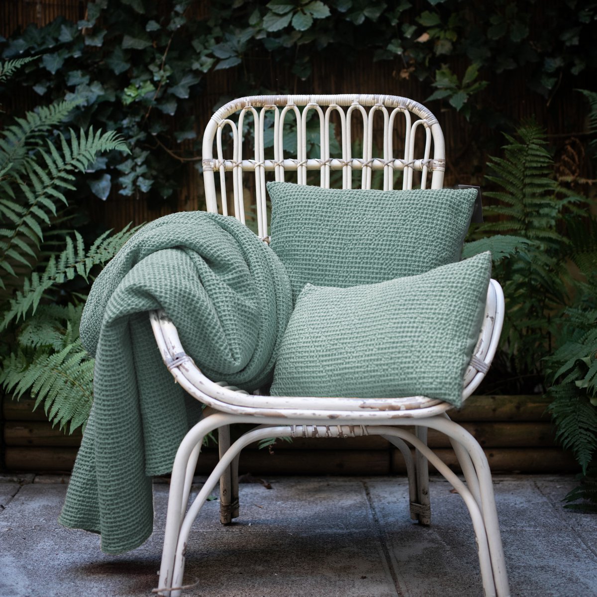 Coussin Maia Vert de Gris 45x45 - ambiance décorative sur un canapé