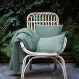 Coussin Maia Vert de Gris 45x45 - ambiance décorative sur un canapé