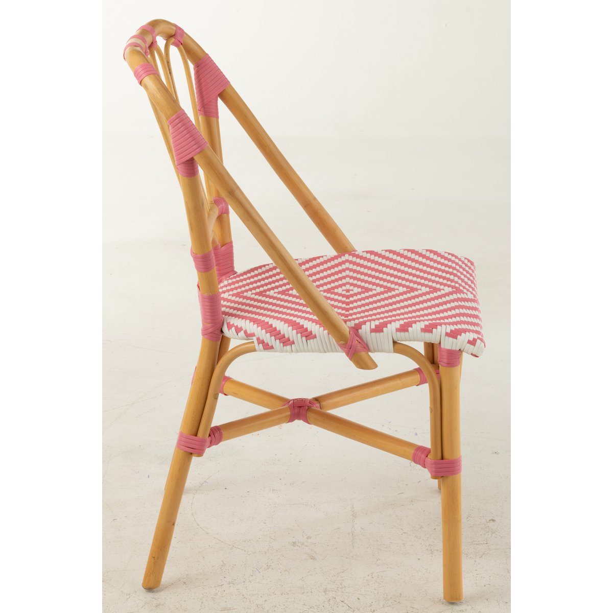 Chaise J-Line Liline dans un salon élégant