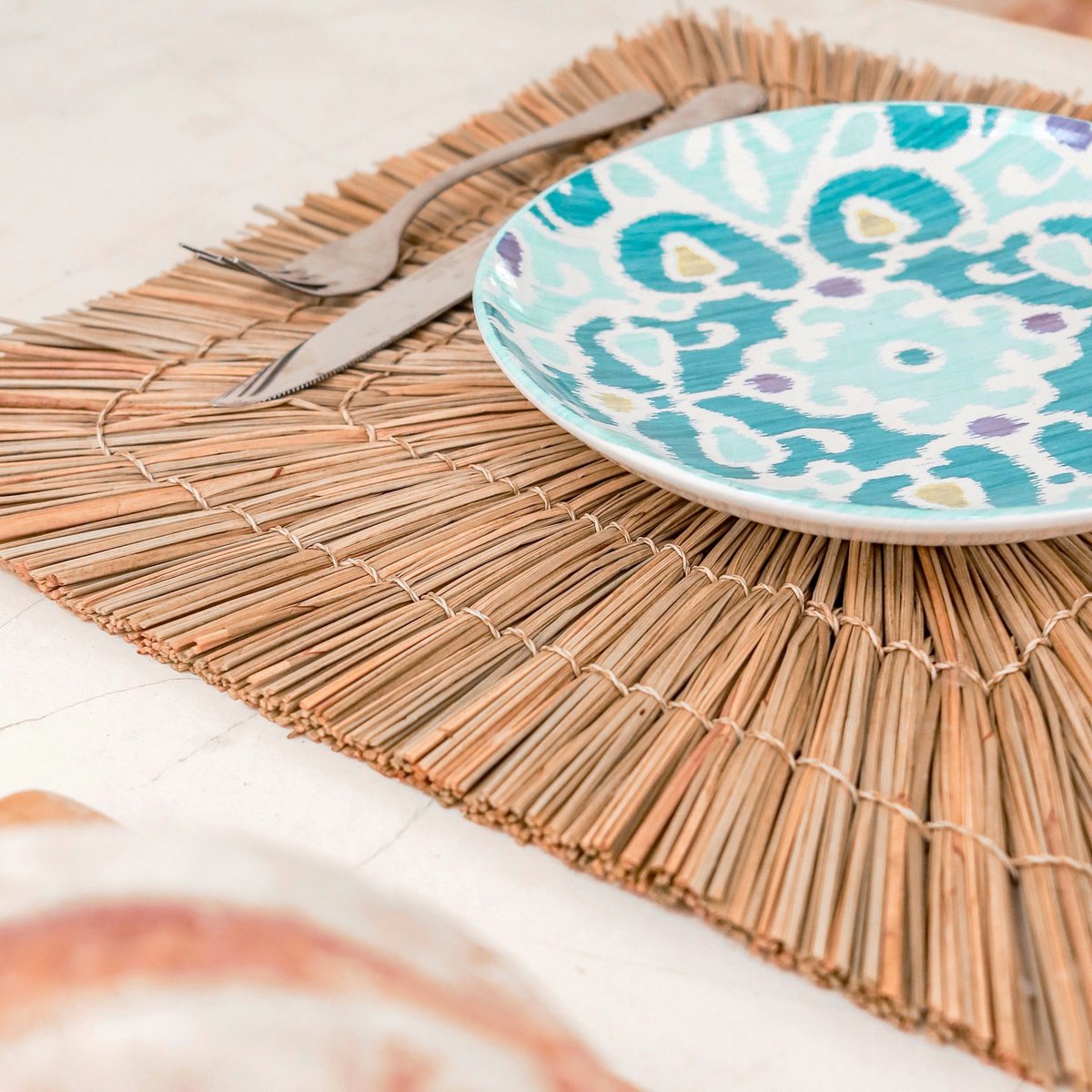 Set de table VARNA empilé pour un rangement facile