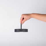 Lampe de table de batterie LED magnétiquement "Ella" pour l'extérieur et à l'intérieur, en métal et en plastique en noir, 35 cm de haut
