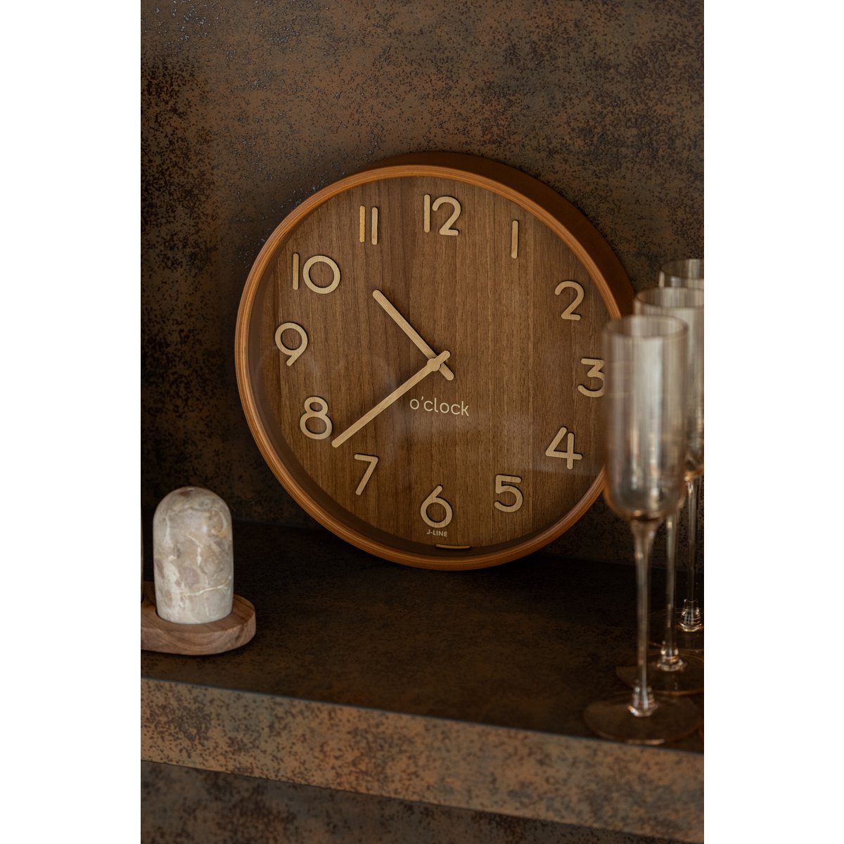 Horloge J-Line dans un cadre de salon chic