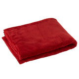 Couverture J-Line Snuggle drapée sur un canapé moderne