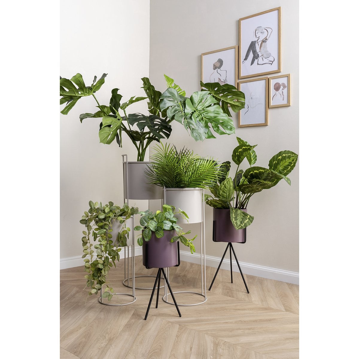 Pot de fleurs Essence en gris foncé avec détails de finition