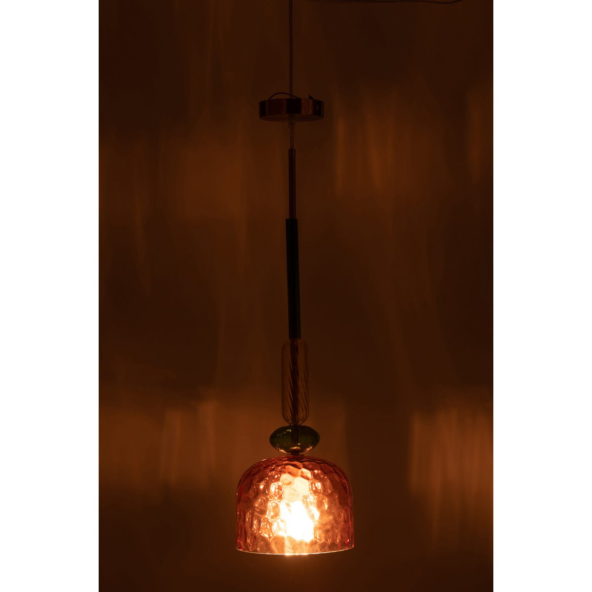 Détail de la lampe à plafond Fiona en verre rouge