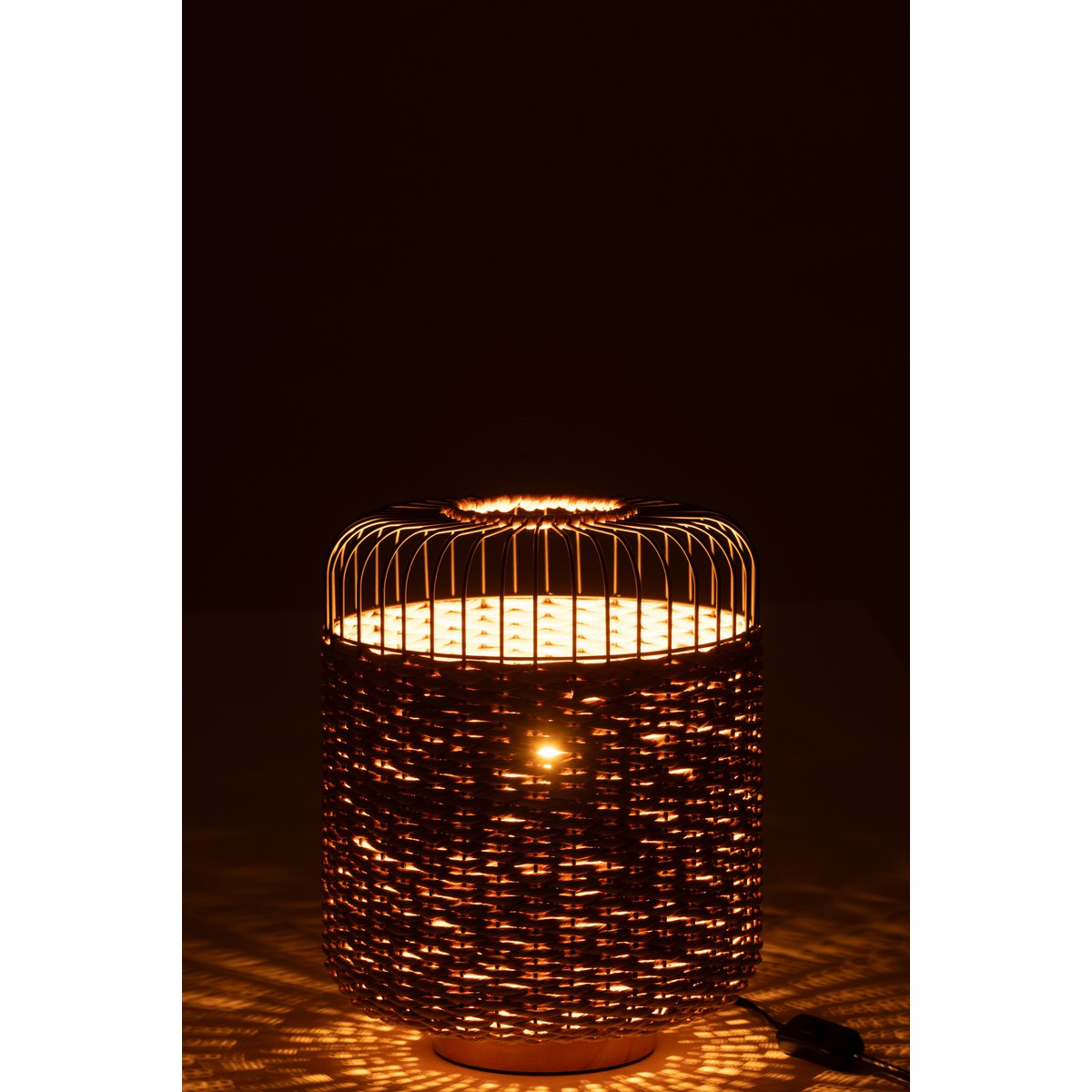 Détail de la lampe J-Line, mettant en avant le design moderne et la texture du métal.
