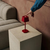 Lampe de table rechargeable rouge Ava Berry