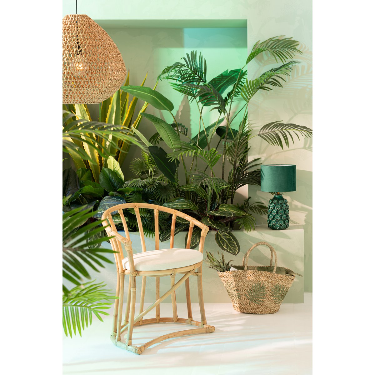 Chaise J-Line en jute et textile naturel avec coussin blanc, élégante et confortable.