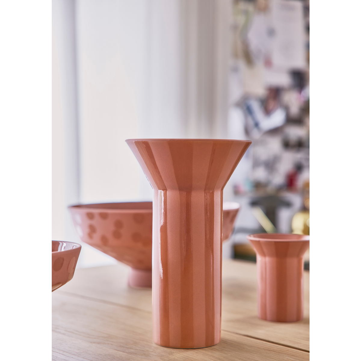 Détail du vase Luonto en grès, mettant en avant sa texture et son émaillage
