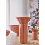 Détail du vase Luonto en grès, mettant en avant sa texture et son émaillage