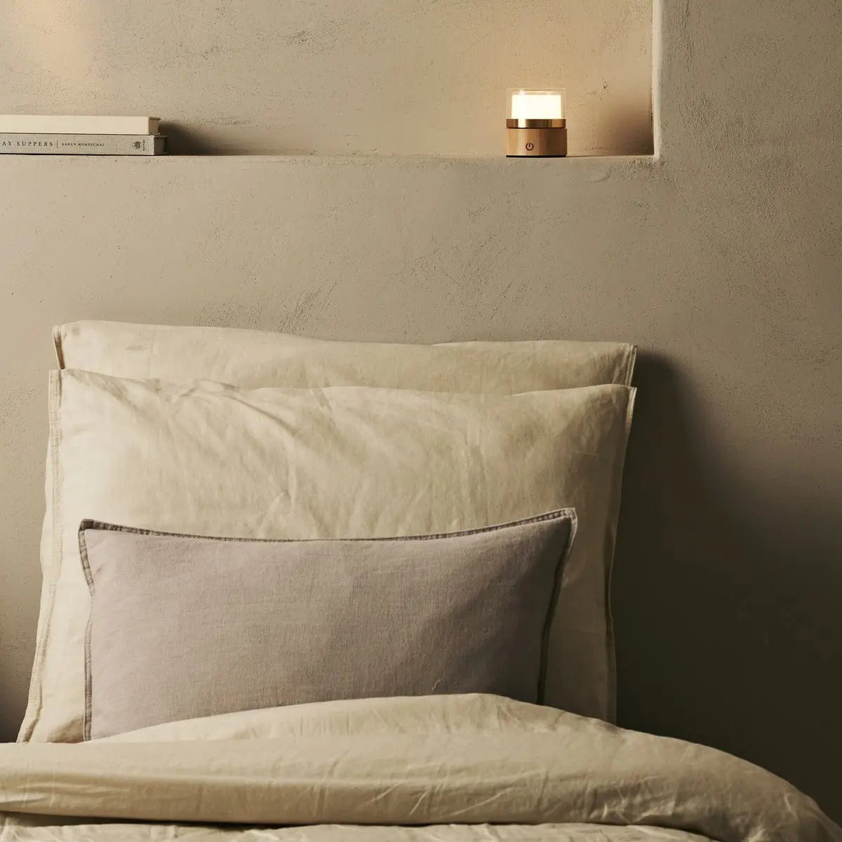 Détail de la texture en bois d'hévéa de la lampe Leo