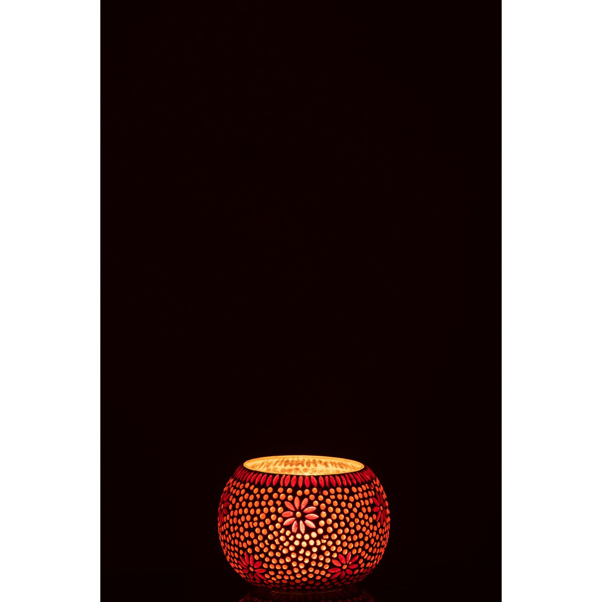 Détail du bougeoir J-Line en verre rouge, soulignant sa finition brillante.