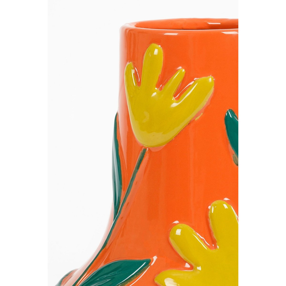 Vase Ava Orange sur une table, décoré avec des fleurs coupées.