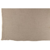 Plaid J-Line gris drapé sur un canapé scandinave
