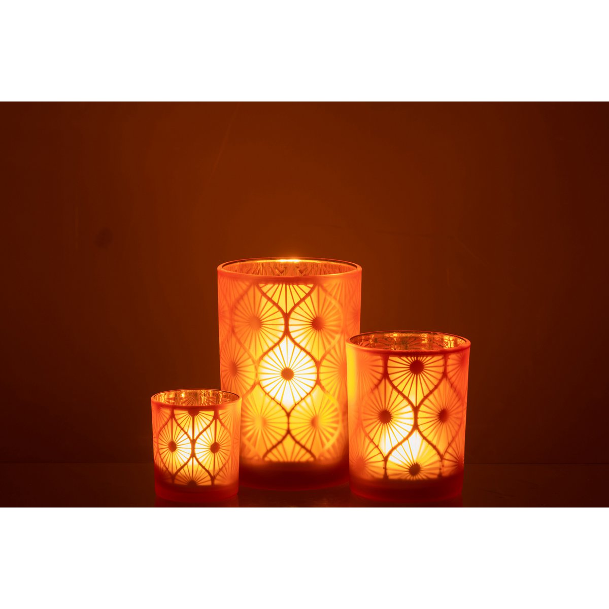 Lanterne J-Line Window Flowers, mise en scène sur une table